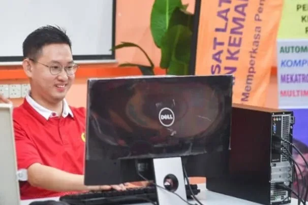 Loh Seng Fong working on web page design at the International Abilympics.