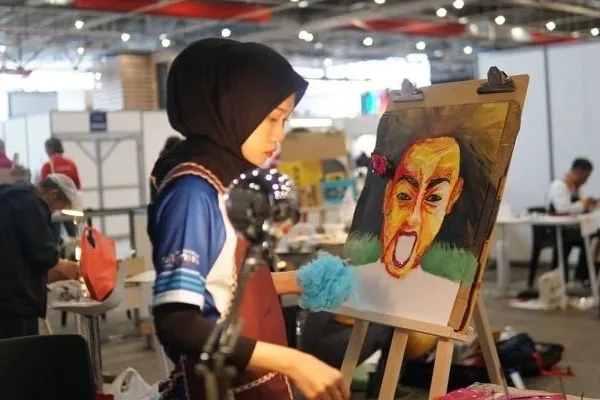 Nur Amiratul Farahin painting during the 2023 International Abilympics in Metz.